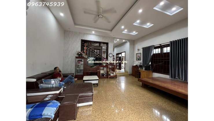 Biệt Thự Đã Hoàn Công 242m2, Ngang 12m, 3 Tầng, Dĩ An, Giá 8.2 Tỷ